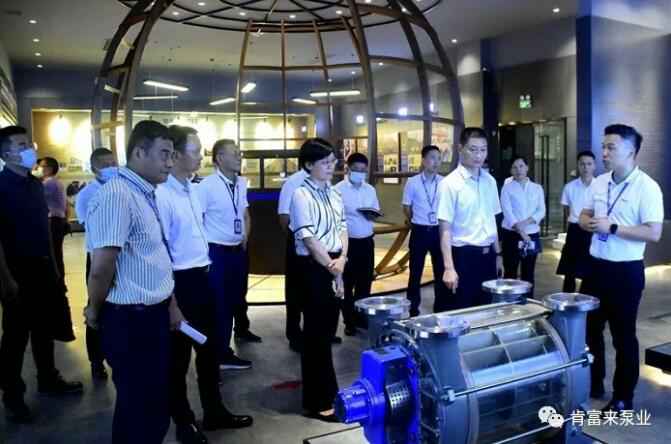 公司董事长、总经理陈迪(右一)向李军区长(右二)一行介绍福州昊阳自然生态研究有限公司产品